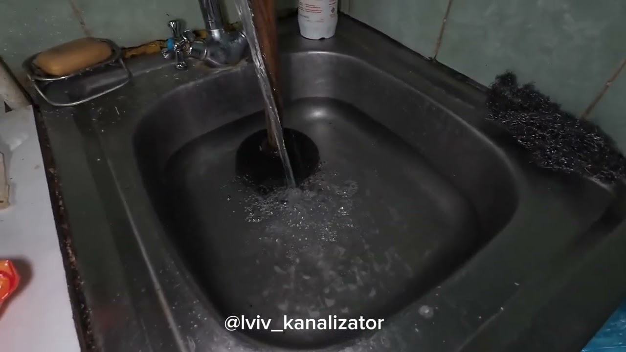 Кадр із відео прочистки каналізації у Львові